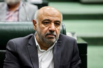 ۲۵ نماینده استیضاح میدری را با استامپ قرمز یعنی رنگ خون امضا کردند!/ نماینده مبارکه: هرکس امضایش را پس بگیرد نامش را افشا می کنیم