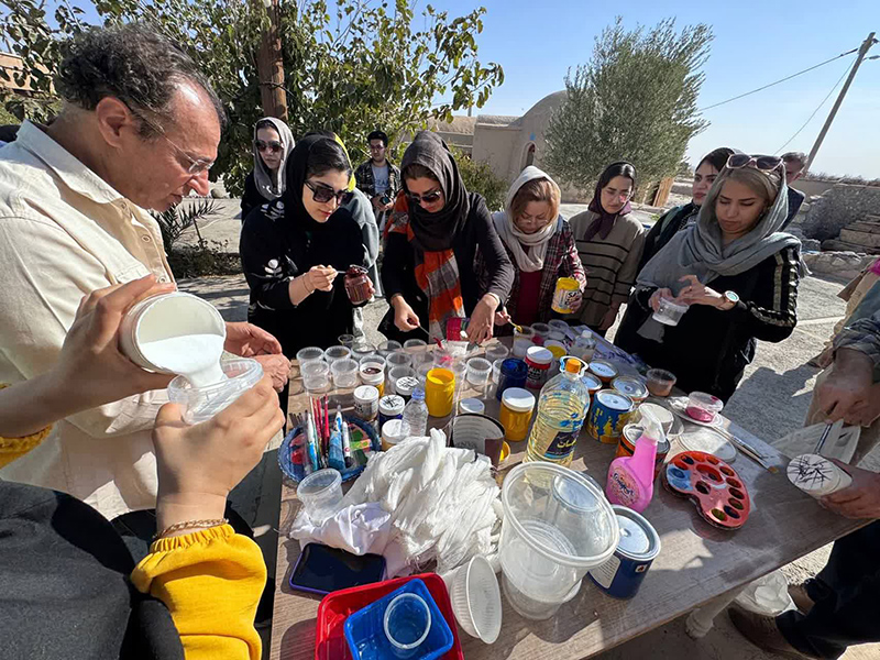 «ارت‌در» در دل کویر سمنان؛ وقتی درهای بیابانک به قاب‌های نقاشی بدل شدند