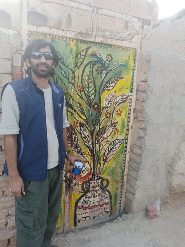 «ارت‌در» در دل کویر سمنان؛ وقتی درهای بیابانک به قاب‌های نقاشی بدل شدند