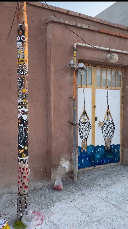 «ارت‌در» در دل کویر سمنان؛ وقتی درهای بیابانک به قاب‌های نقاشی بدل شدند