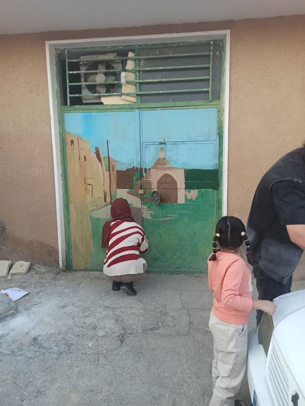 «ارت‌در» در دل کویر سمنان؛ وقتی درهای بیابانک به قاب‌های نقاشی بدل شدند