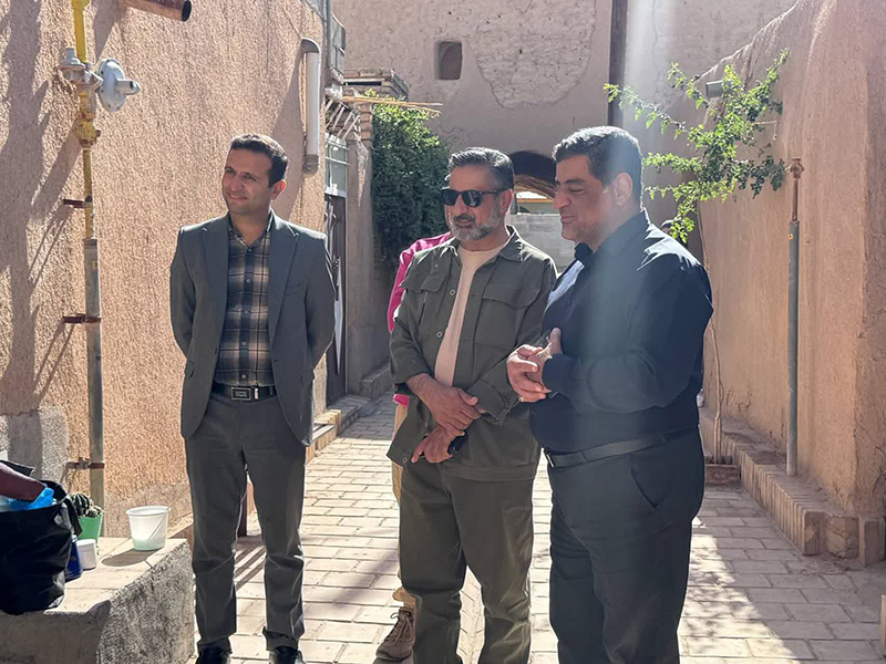 «ارت‌در» در دل کویر سمنان؛ وقتی درهای بیابانک به قاب‌های نقاشی بدل شدند