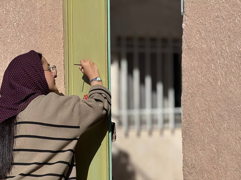 «ارت‌در» در دل کویر سمنان؛ وقتی درهای بیابانک به قاب‌های نقاشی بدل شدند