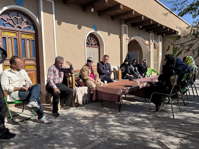 «ارت‌در» در دل کویر سمنان؛ وقتی درهای بیابانک به قاب‌های نقاشی بدل شدند