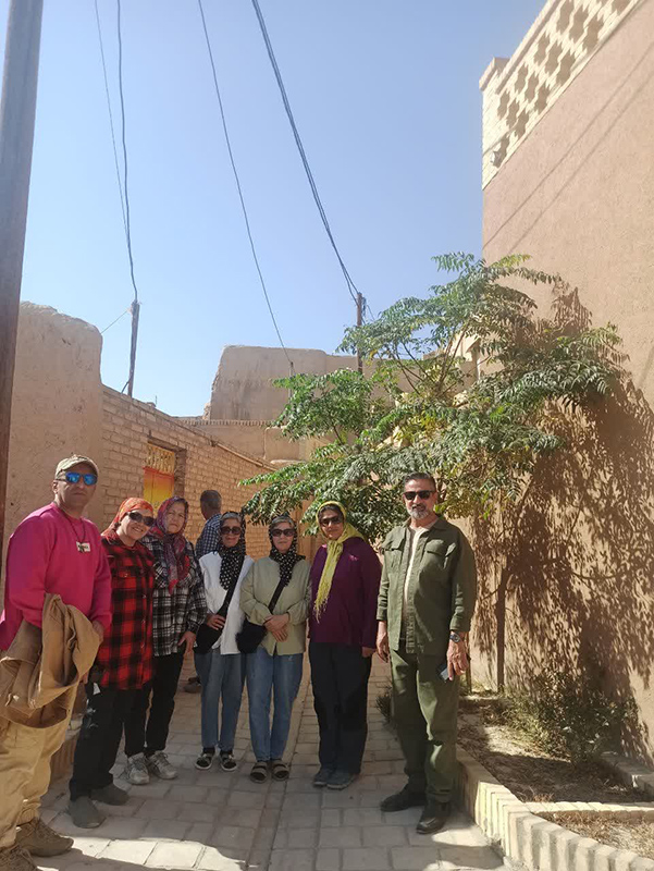 «ارت‌در» در دل کویر سمنان؛ وقتی درهای بیابانک به قاب‌های نقاشی بدل شدند