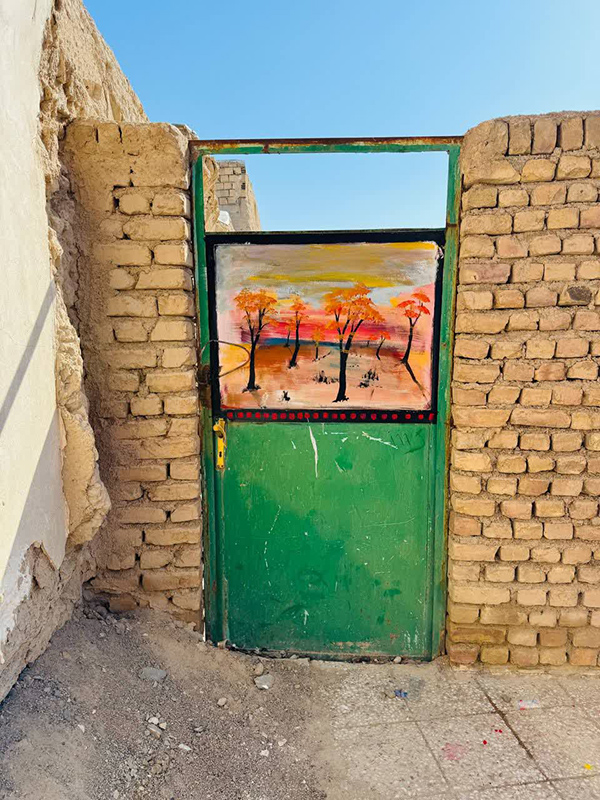 «ارت‌در» در دل کویر سمنان؛ وقتی درهای بیابانک به قاب‌های نقاشی بدل شدند