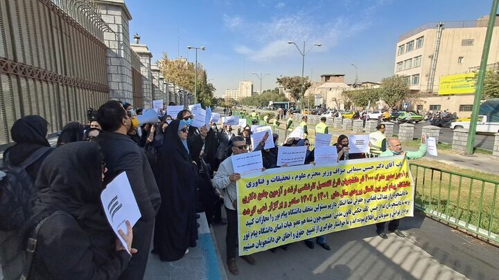 اعتراض دانشجویان دکتری پیام‌نور به تعویق مکرر آزمون جامع؛ «به ما می‌گویند غیرقانونی هستید»/ دانشگاه متخلف است یا دانشجو؟