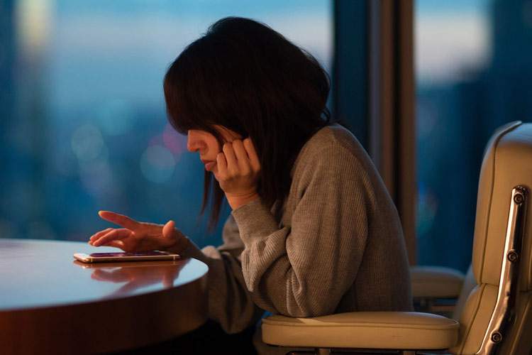 اگر با گوشی زیاد کار می‌کنید از این سه ویتامین غافل نشوید