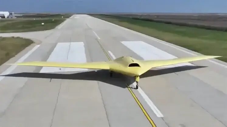 بمب‌افکن بدون سرنشین پرواز کرد / آغاز نبردی جدید در آسمان‌