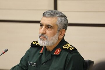 ترسیم چهره شهید حاجی زاده در حاشیه مراسم گرامیداشت شهدای هوافضای سپاه+ عکس