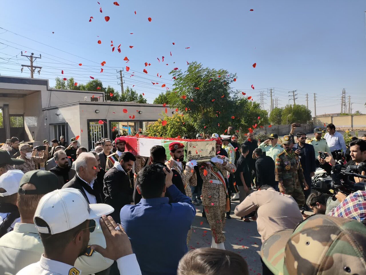 تشییع پیکر هشت شهید گمنام دفاع مقدس در اهواز