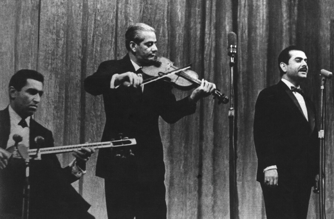 تصاویر قدیمی از ناصر مسعودی / بلبل گیلان با استادان موسیقی ایران + عکس