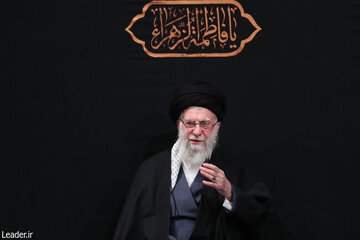 تصاویری از دومین شب عزاداری حضرت فاطمةالزهرا در حسینیه امام خمینی/ کدام مقامات لشکری و کشوری حضور داشتند؟