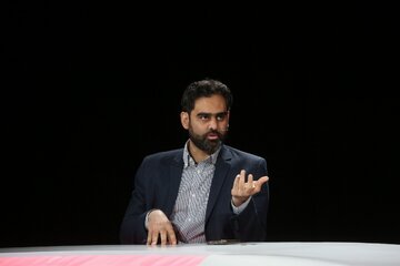 ثابتی: می‌گویند فلانی نفتکش خریده اما چون به نظام اسلامی کمک می‌کند با او برخورد نکنیم! فلانی غلط کرده! با پول چه کسی این کثافت‌کاری‌ها را می‌کند؟!