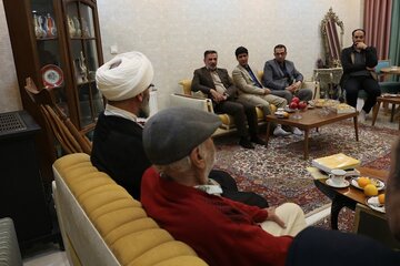 حضور نماینده ولی‌فقیه در استان سمنان و مدیرکل کتابخانه‌های عمومی در منزل نویسنده پیشکسوت استاد فرهنگ شکوهی