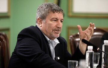 حمله روزنامه اصولگرا به رئیس شورای اطلاع رسانی دولت: او حتی تیتر روزنامه خودش را نمی خواند