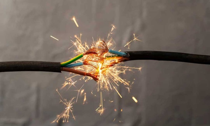 خطرات شارژر تقلبی: هشدار جدی درباره آتش‌سوزی و برق‌گرفتگی