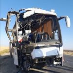 خواب‌آلودگی راننده اتوبوس و تصادف با کامیون، ۱۲ نفر را راهی بیمارستان کرد