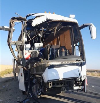 خواب‌آلودگی راننده اتوبوس و تصادف با کامیون، ۱۲ نفر را راهی بیمارستان کرد