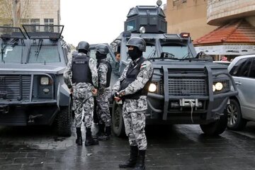 درگیری مسلحانه در اردن؛ افراد تکفیری مادر خود را سپر انسانی کردند/ عملیات یورش به الرمثا با یک ربات انجام شد/ عکس