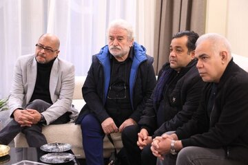 دیدار هنرمندان از دختر و داماد هادی مرزبان