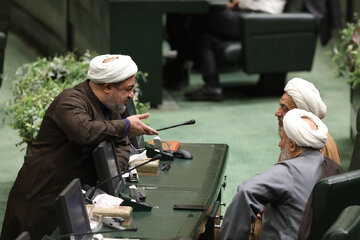 رسایی،سرشاخ با اشخاص یا بازیکن یارکوب برای دولتی‌ها/ پشت پرده حملات نماینده سوپرانقلابی به معاون اول دولت/ در لیست رسایی بعد از ظریف نوبت عارف شده؟