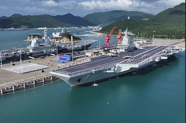 رقیب واقعی ناوهای هواپیمابر آمریکا از شرق برخاست / غول دریایی از سایه بیرون آمد