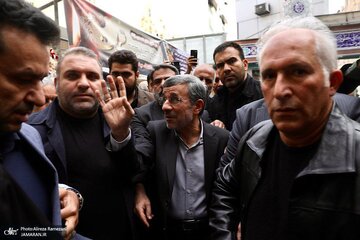 رنگ لباس احمدی نژاد در مراسم ختم خواهرش/ رئیس جمهور سابق محاصره شد+تصاویر