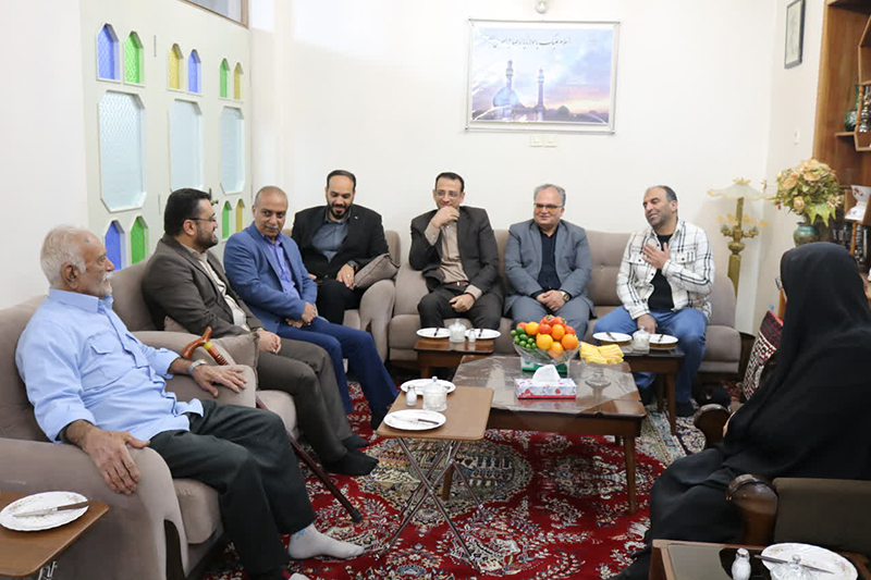 روایت کامل یک غروب که می‌تواند زندگی آدم را تغییر بدهد،
«محمدتقی دارایی؛ مردی که کفش می‌دوزد، اما روح یک شهر را وصله می‌زند»