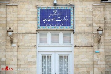 روزنامه شرق: در سیاست خارجی کدام راه را قبول داریم؟ تلاش برای تنش زدایی یا انقلابی همیشگی؟