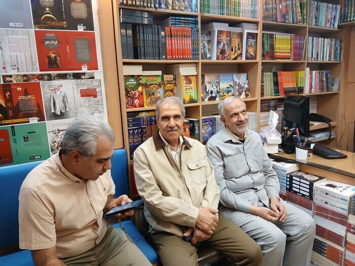 زنده ماندن در روزگاری که رستوران‌های نوپا از کتاب‌فروشی‌های قدیمی معروف‌ترند/ در دوازدهمین آئین کتاب‌گردی چه گذشت؟