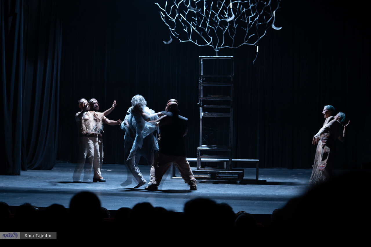 زنی که برای برگشت برکت به باغ به عقد درخت درآمد/ گزارش تصویری نمایش «عروس انار»