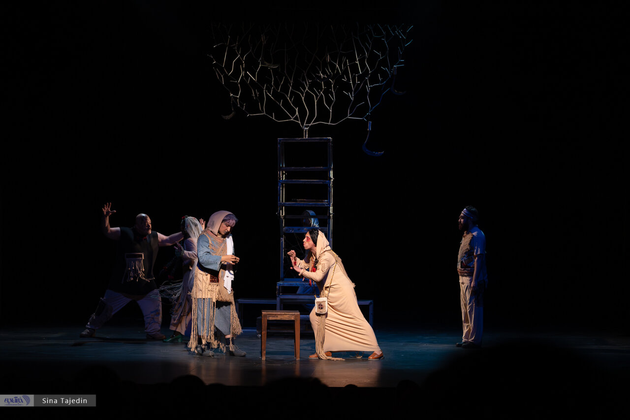 زنی که برای برگشت برکت به باغ به عقد درخت درآمد/ گزارش تصویری نمایش «عروس انار»