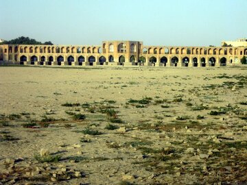 شهرداری اصفهان از طرح باروری ابرها حمایت کند/ انتقال آبِ دریا، گام نخستِ نجات زایندهرود