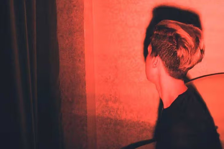 علم توضیح می‌دهد: چرا در تاریکی چیزهای غیرواقعی می‌بینیم؟