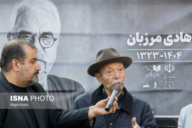 علی نصیریان؛ ۱۶ سالِ پیش، در یک جشنواره/ علی نصیریان؛ امروز، در بدرقه هادی مرزبان