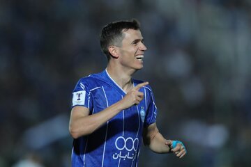 عکس| بوسه جنجالی ستاره استقلال به حریف گمنام