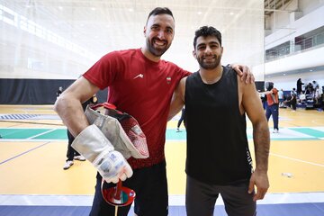 عکس| جدال شمشیرباز ایرانی با قهرمان کشتی المپیک در ریاض!