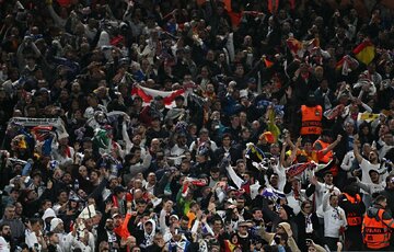 عکس| خواستگاری و جواب مثبت در حساس‌ترین بازی لیگ قهرمانان اروپا!