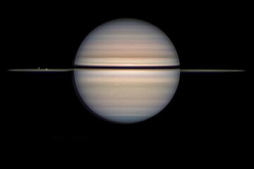 عکس روز ناسا از عبور قمرهای یخی از مقابل حلقه‌های زحل