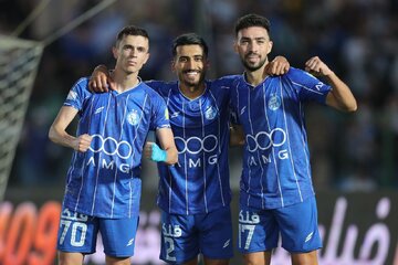 عکس| منچ بازی کردن بازیکنان خارجی در فرودگاه