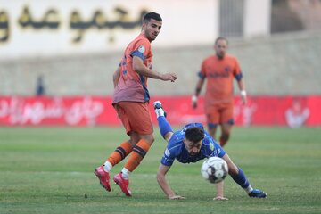 عکس| پوستر طعنهآمیز علیه استقلال؛ لوگوی آبیها روی سینه داور!