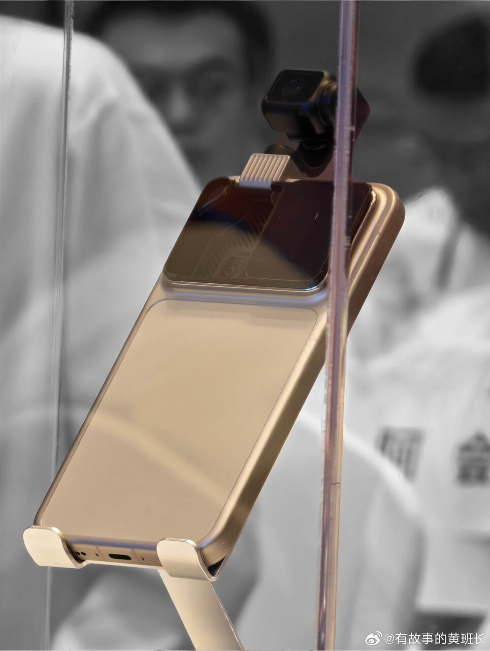 عکس | گوشی هوشمند رباتیک آنر