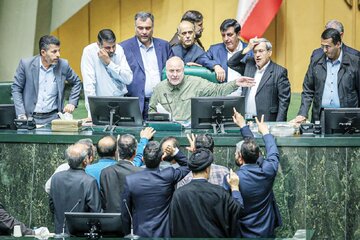 مجلس جناحبازی/ پورمختار: به یکی بدوبیراه میگویند و از دیگری تمجید میکنند؛ قانون دندانگیری هم نداشته اند/ محمودزاده: نظارت فدای حواشی سیاسی است