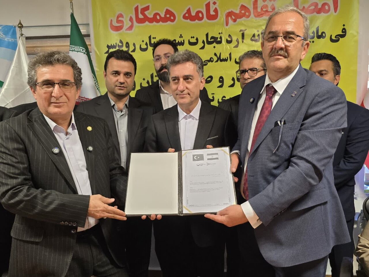 مدیرعامل کارخانه آردتجارت رودسر از آمادگی با شهر وان ترکیه برای خرید گندم اعلام داشت مدیرعامل کارخانه آردتجارت رودسر از آمادگی با شهر وان ترکیه برای خرید گندم اعلام داشت