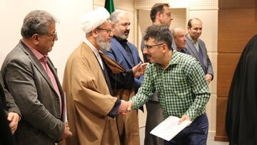 مدیرکل کتابخانه‌های عمومی استان :
هویت فرهنگی کشور ایران با جریان ادبیات و شعر پیوند ناگسستنی دارد