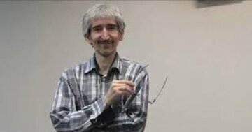 مردی با یک خودکار آبی!