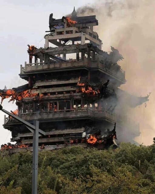 معبد ۱۵۰۰ ساله به‌طور کامل در آتش سوخت/ عکس