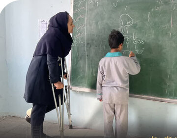 معلمی  در امیرآباد که کلاس درس را بر تخت استراحت ترجیح داد