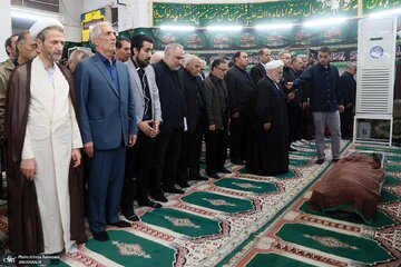 نماز بر پیکر برادر سید مصطفی تاج زاده توسط عبدالله نوری + تصویر